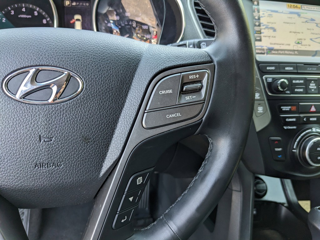 Hyundai Santa Fe Sport Vehicle Full-screen Gallery Image 29