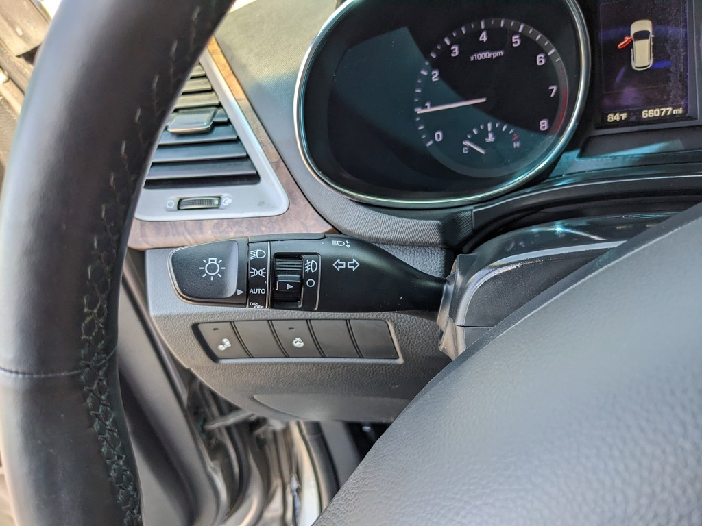 Hyundai Santa Fe Sport Vehicle Full-screen Gallery Image 30