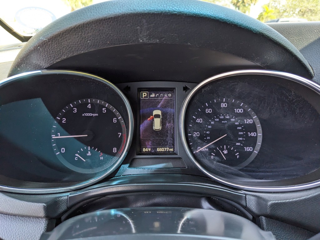 Hyundai Santa Fe Sport Vehicle Full-screen Gallery Image 32