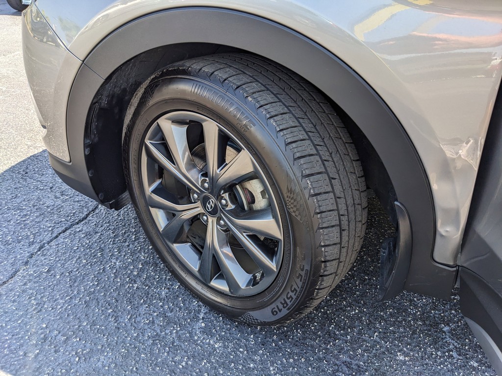 Hyundai Santa Fe Sport Vehicle Full-screen Gallery Image 33