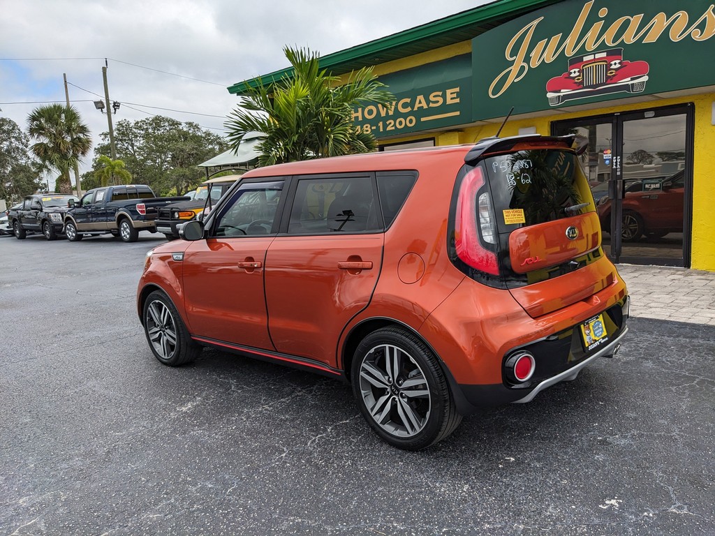 Kia Soul Vehicle Full-screen Gallery Image 03