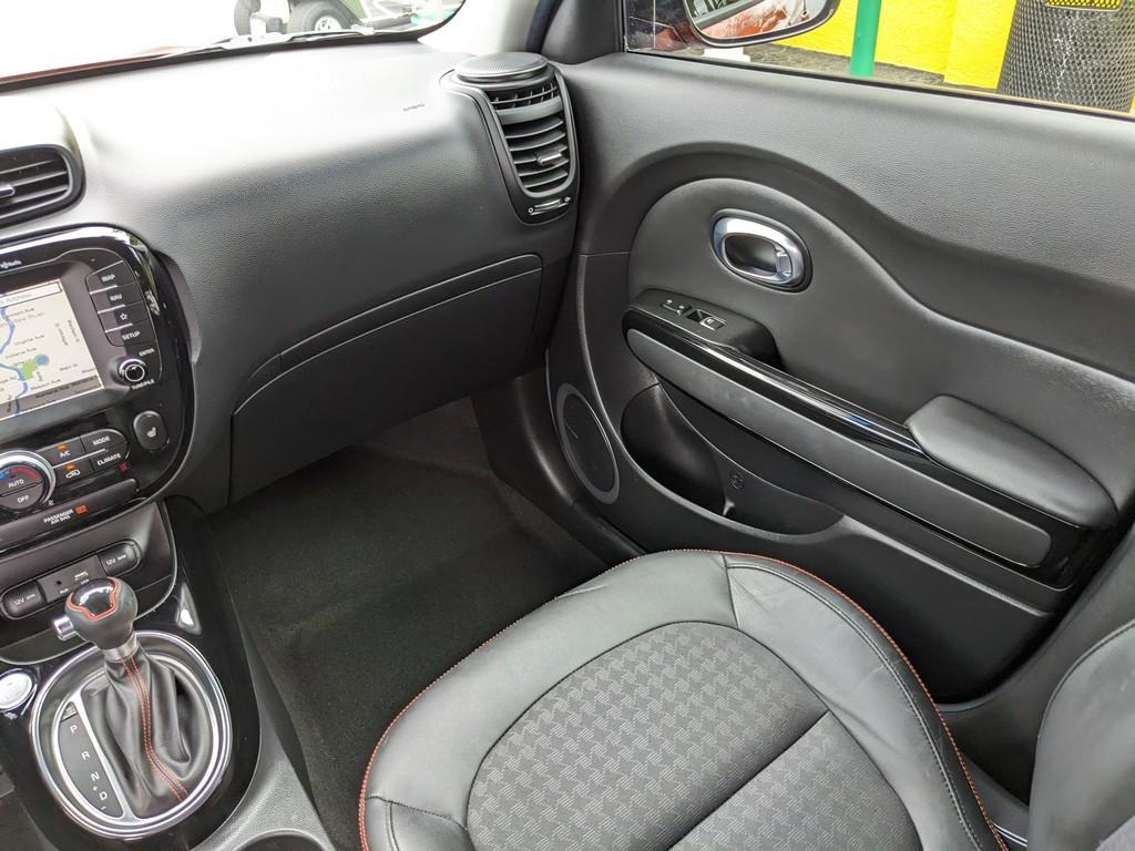 Kia Soul Vehicle Full-screen Gallery Image 13