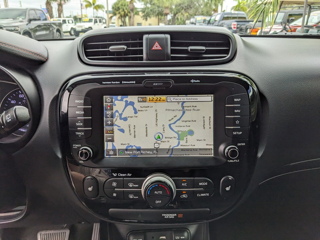 Kia Soul Vehicle Full-screen Gallery Image 18