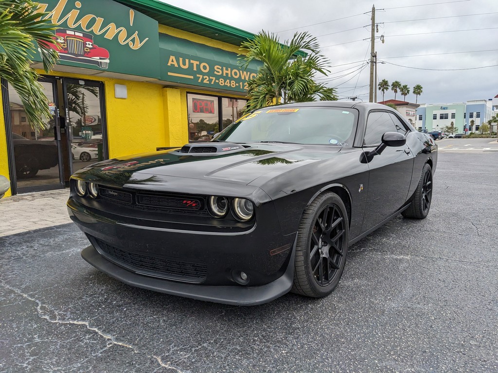 Dodge Challenger Vehicle Full-screen Gallery Image 03