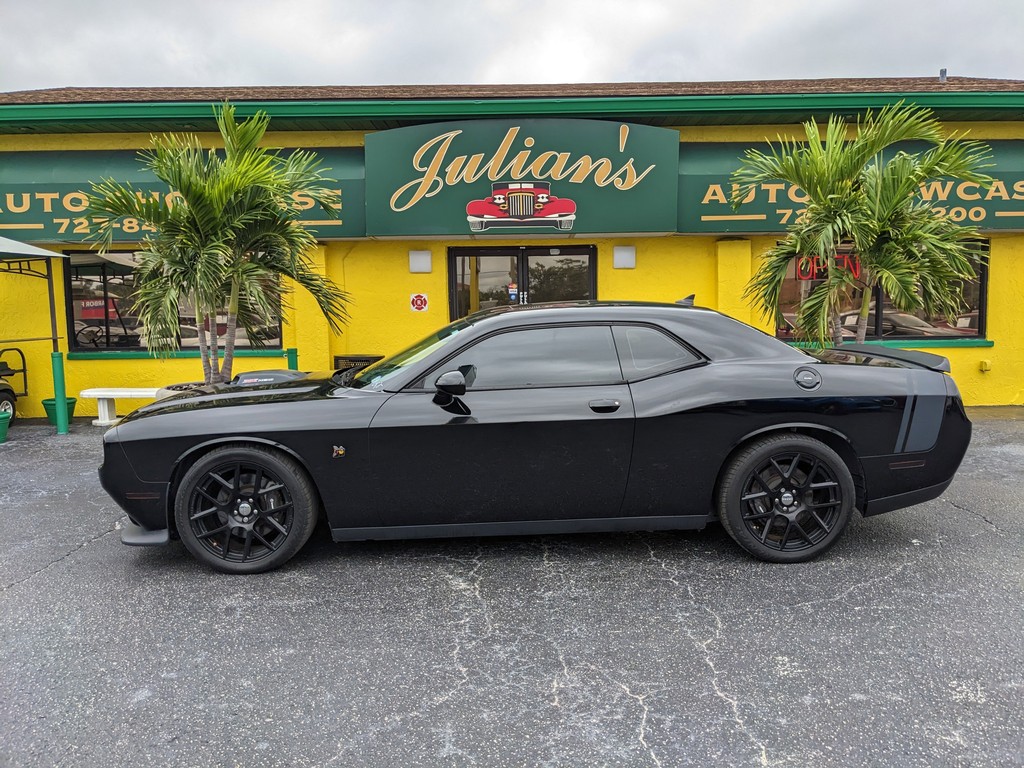 Dodge Challenger Vehicle Full-screen Gallery Image 04