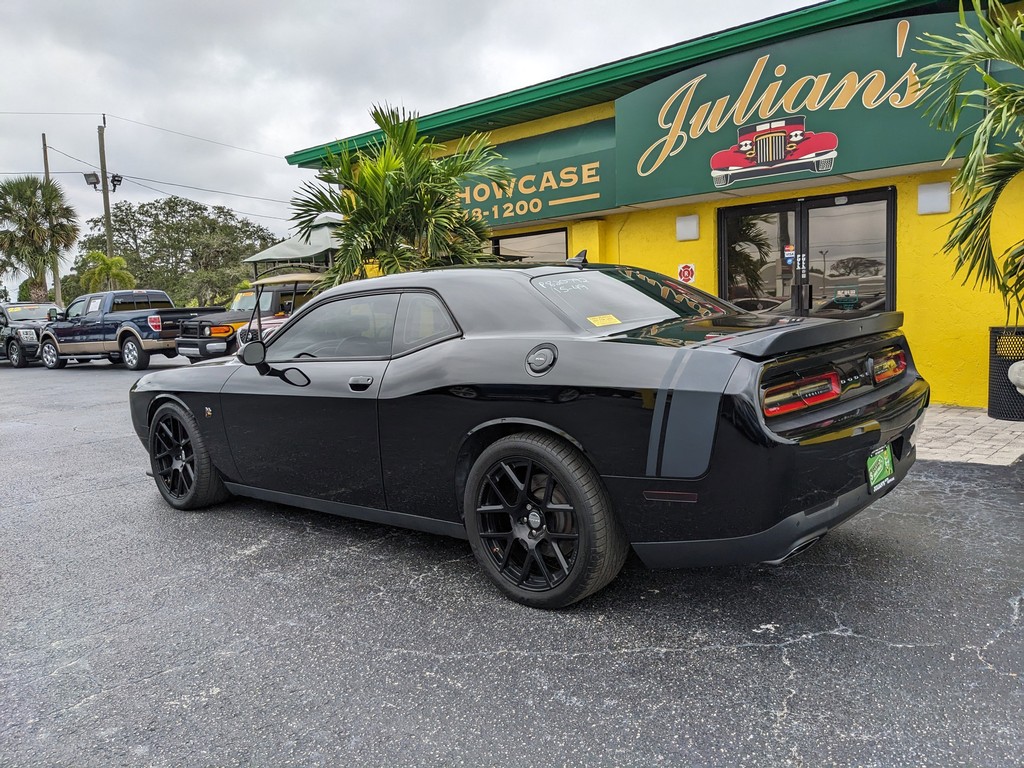 Dodge Challenger Vehicle Full-screen Gallery Image 05