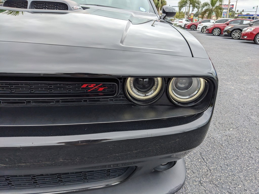 Dodge Challenger Vehicle Full-screen Gallery Image 08