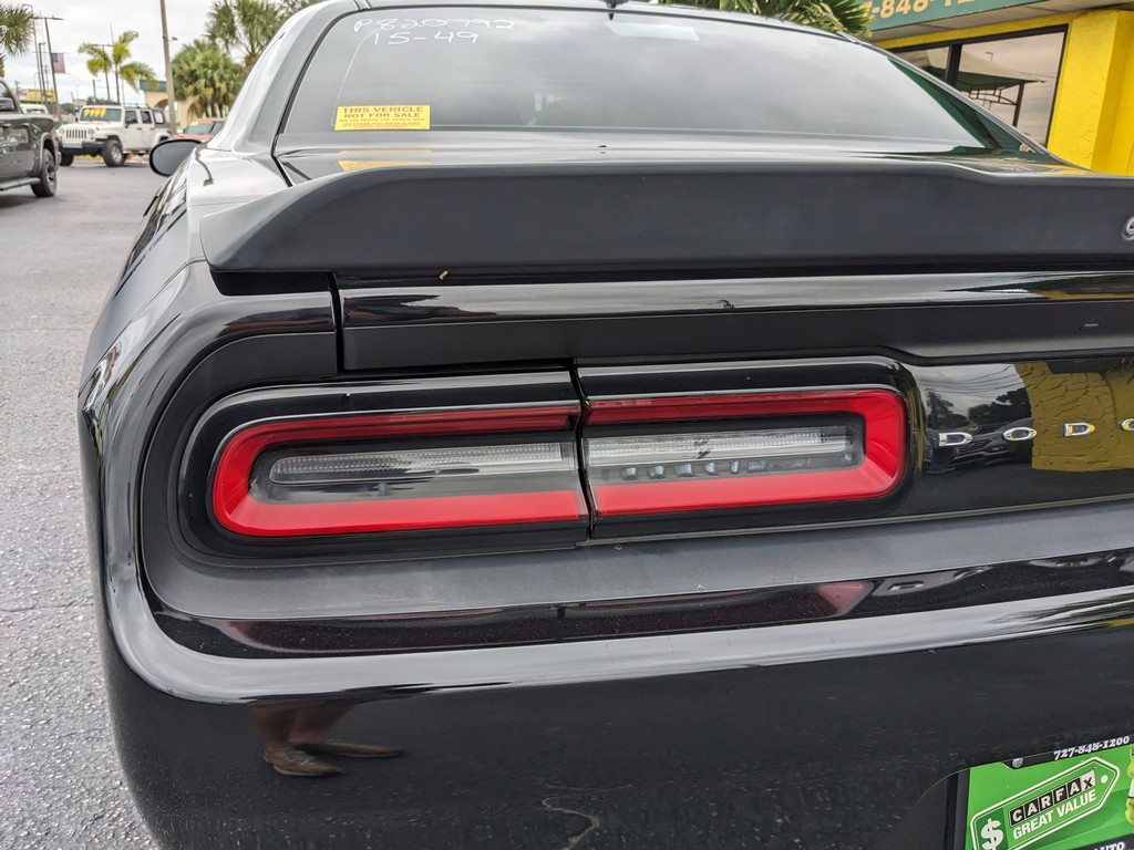 Dodge Challenger Vehicle Full-screen Gallery Image 10