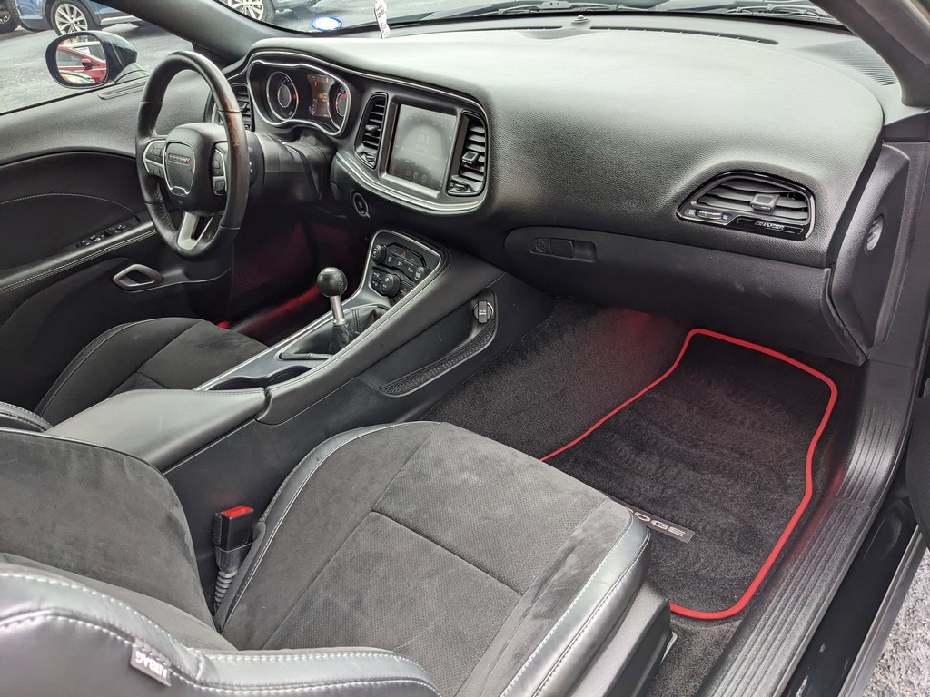 Dodge Challenger Vehicle Full-screen Gallery Image 12