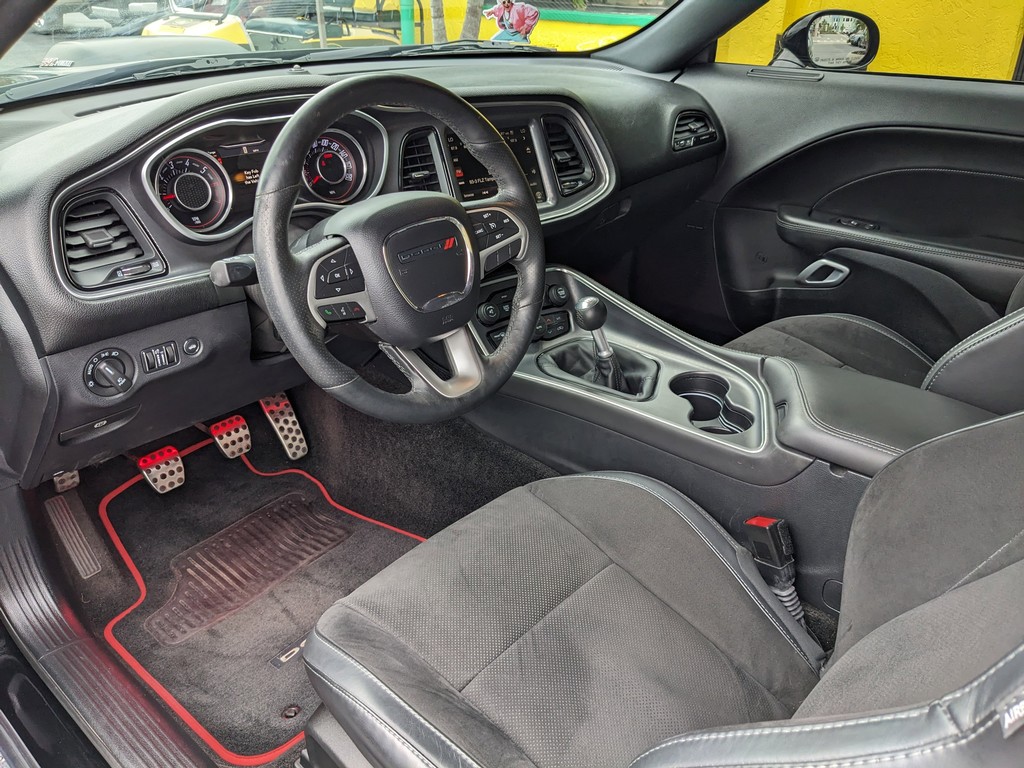 Dodge Challenger Vehicle Full-screen Gallery Image 13