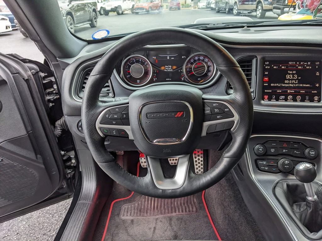 Dodge Challenger Vehicle Full-screen Gallery Image 14