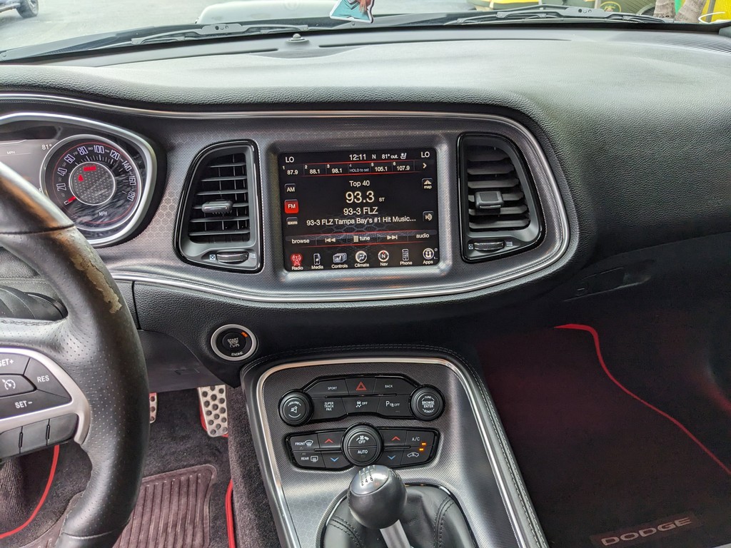 Dodge Challenger Vehicle Full-screen Gallery Image 15