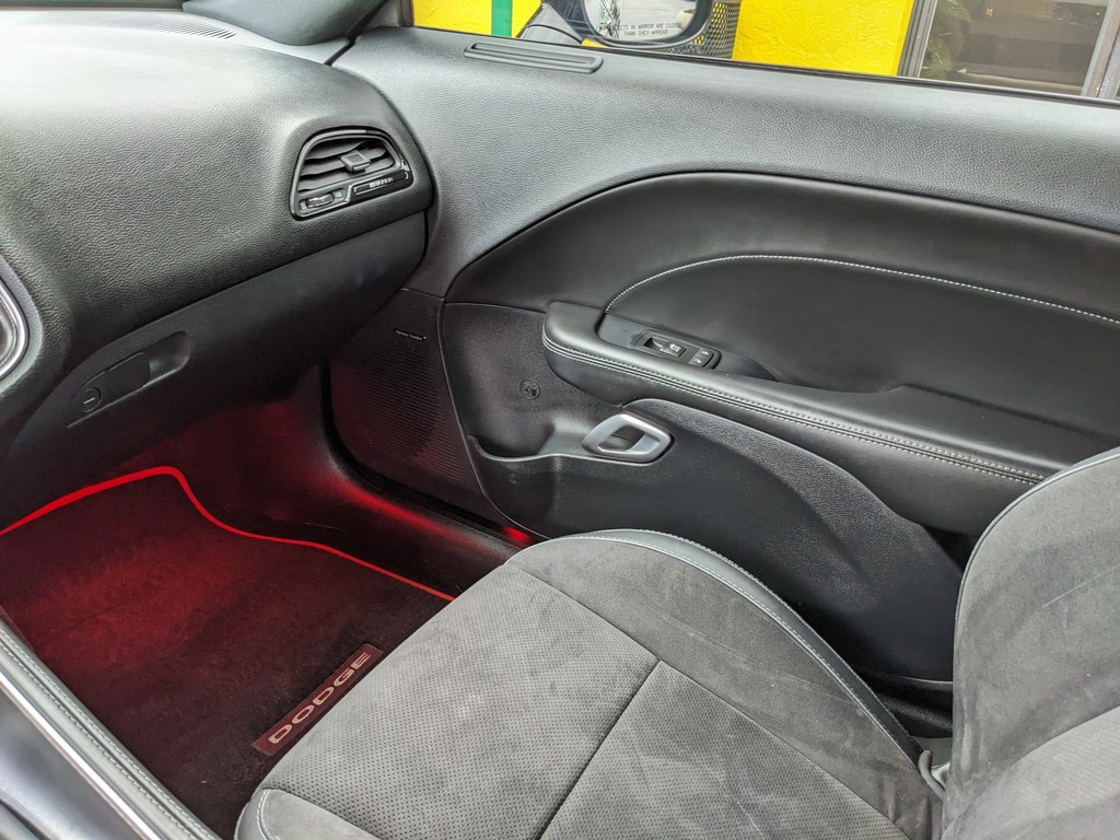 Dodge Challenger Vehicle Full-screen Gallery Image 16