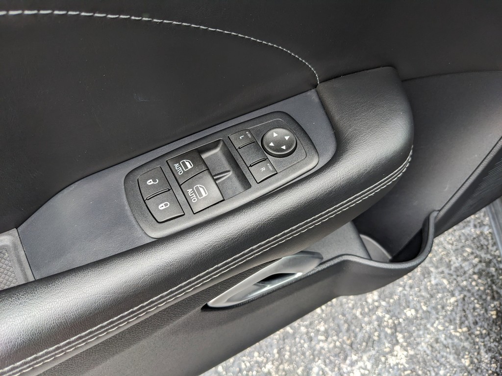 Dodge Challenger Vehicle Full-screen Gallery Image 18