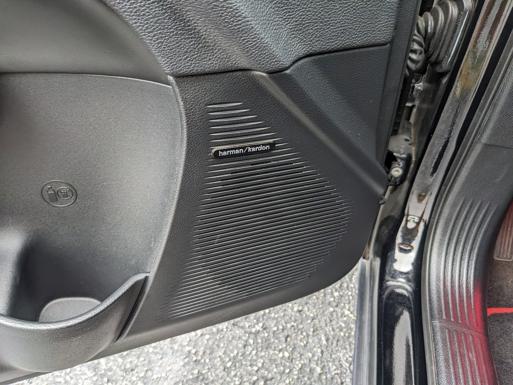 Dodge Challenger Vehicle Full-screen Gallery Image 19