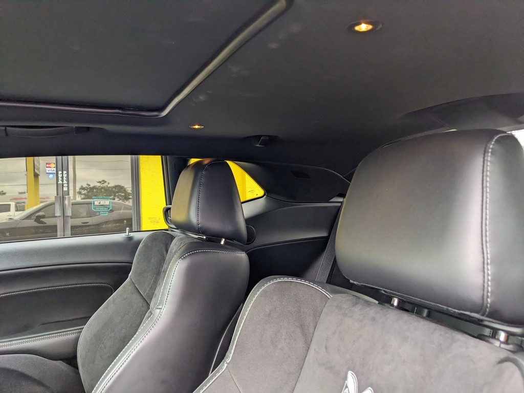 Dodge Challenger Vehicle Full-screen Gallery Image 21