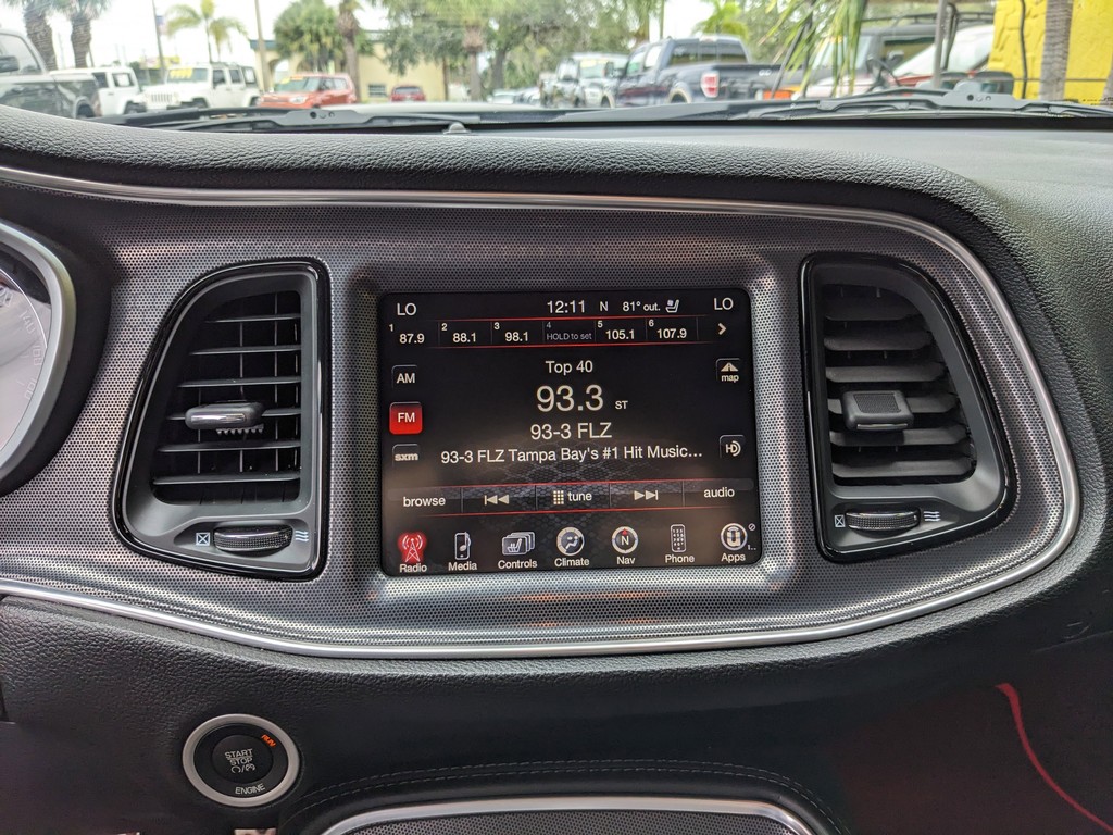 Dodge Challenger Vehicle Full-screen Gallery Image 22