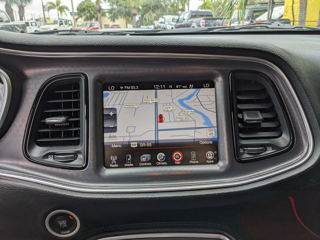 Dodge Challenger Vehicle Full-screen Gallery Image 23