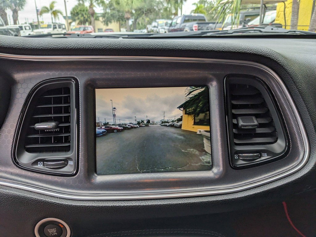 Dodge Challenger Vehicle Full-screen Gallery Image 24