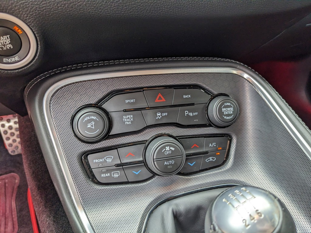 Dodge Challenger Vehicle Full-screen Gallery Image 25