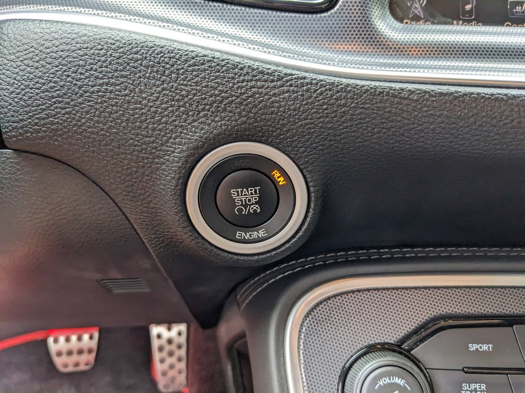 Dodge Challenger Vehicle Full-screen Gallery Image 26