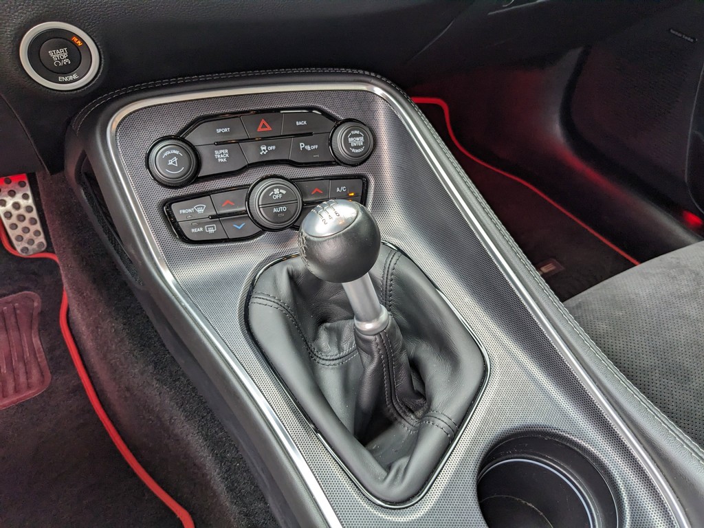 Dodge Challenger Vehicle Full-screen Gallery Image 27