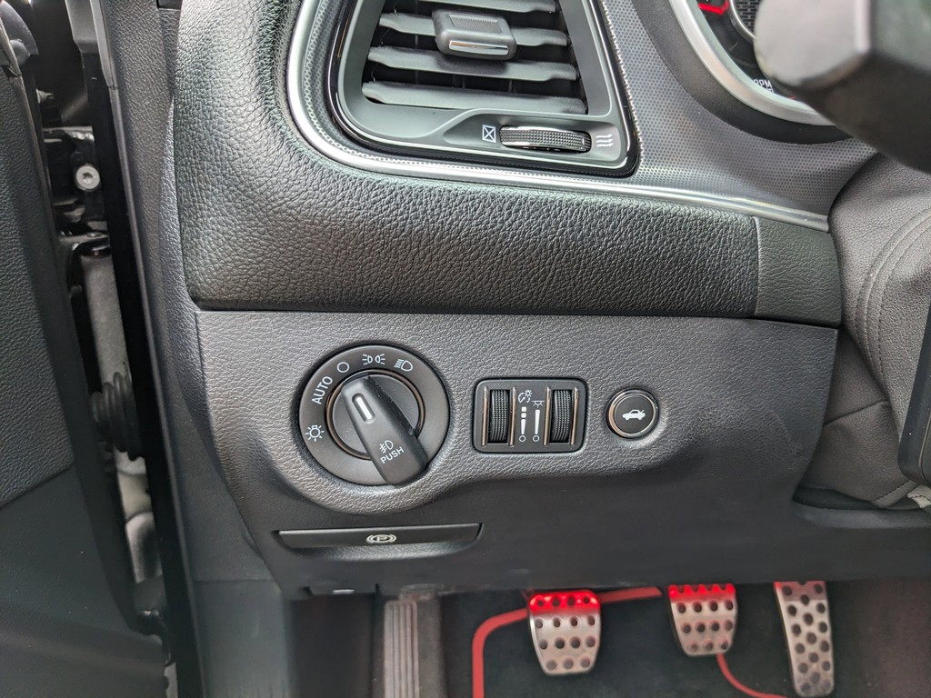 Dodge Challenger Vehicle Full-screen Gallery Image 28