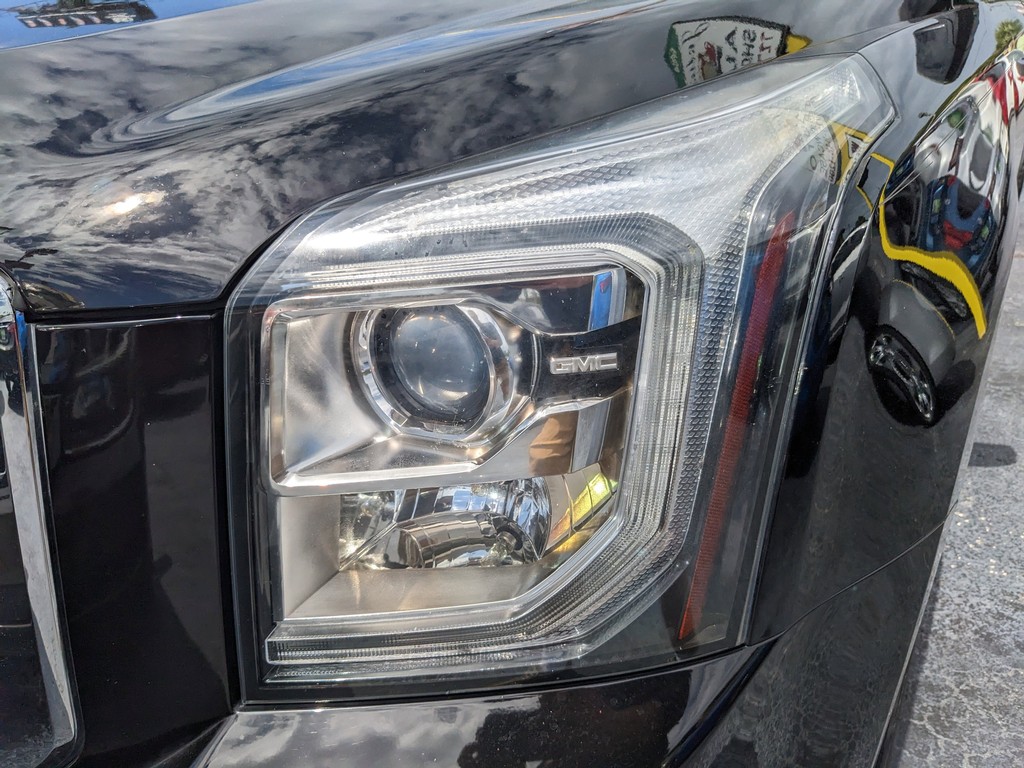 GMC Yukon Vehicle Full-screen Gallery Image 07