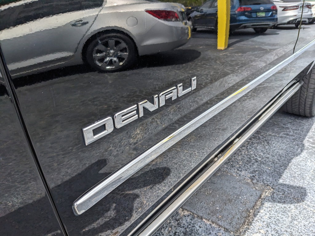 GMC Yukon Vehicle Full-screen Gallery Image 08