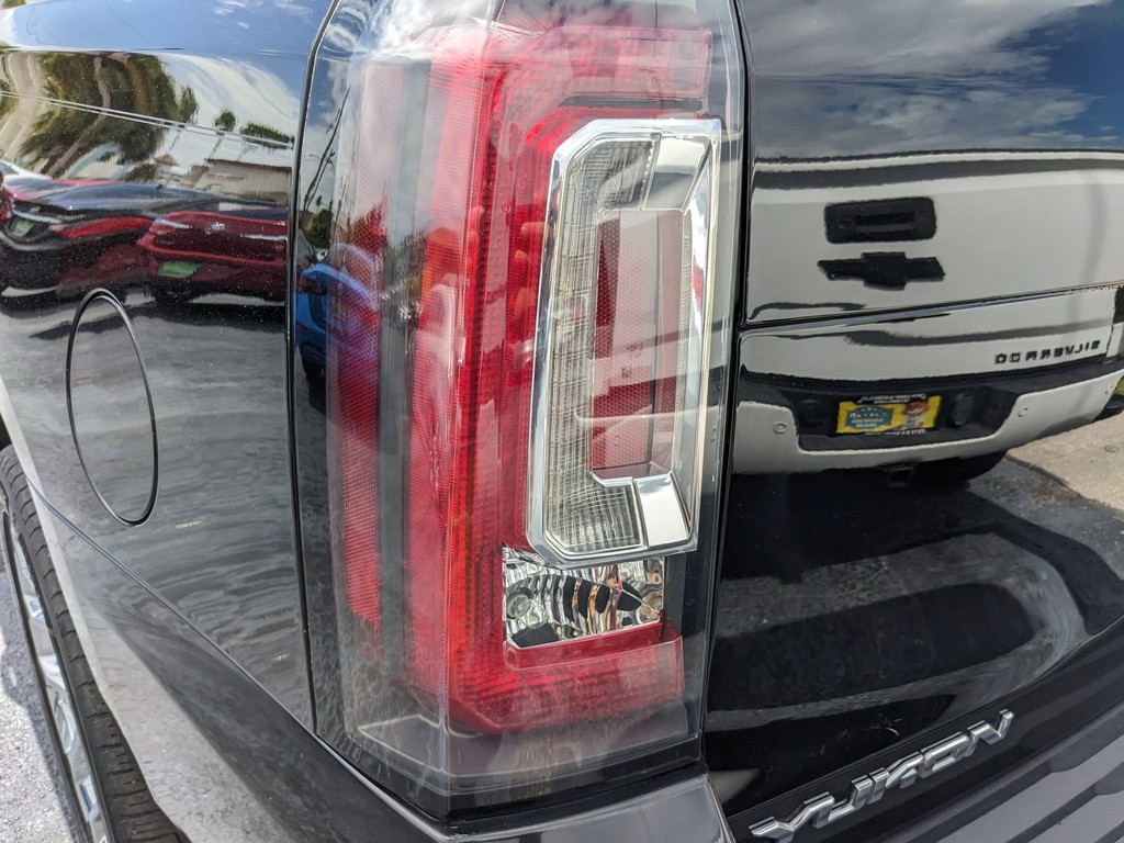 GMC Yukon Vehicle Full-screen Gallery Image 09