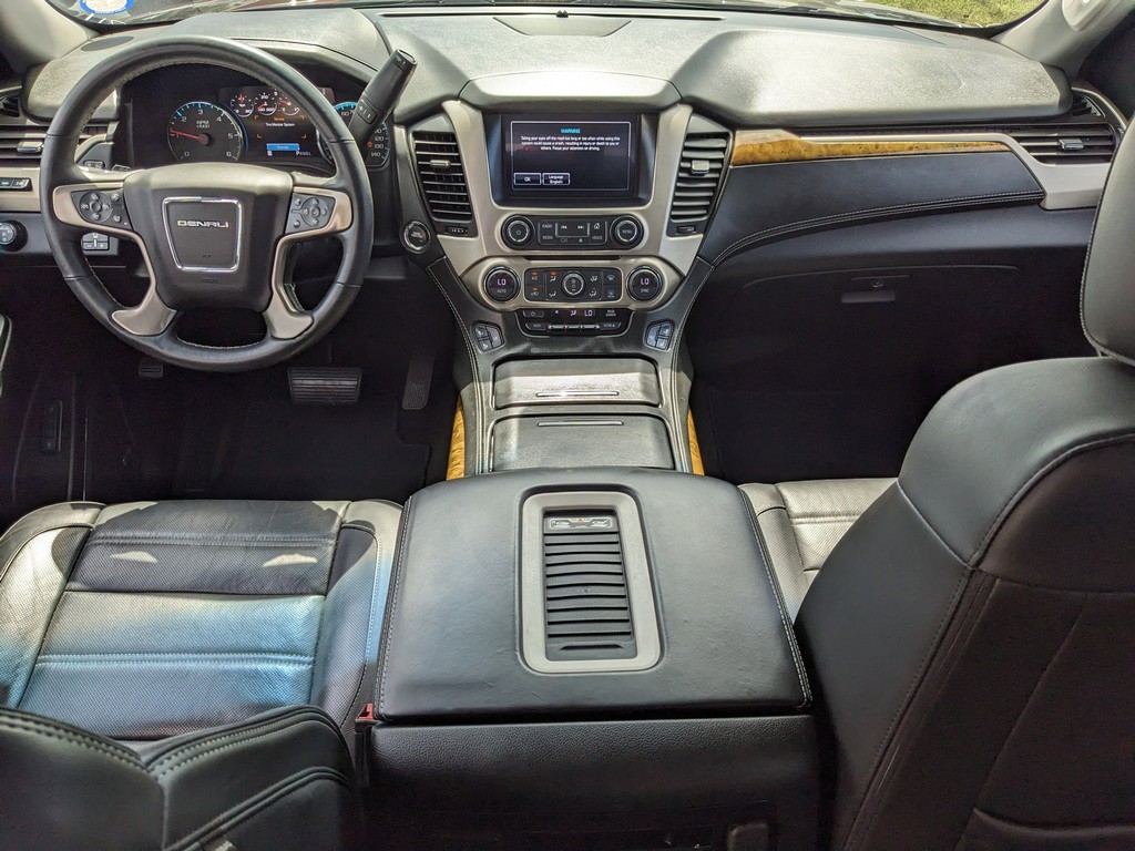 GMC Yukon Vehicle Full-screen Gallery Image 10