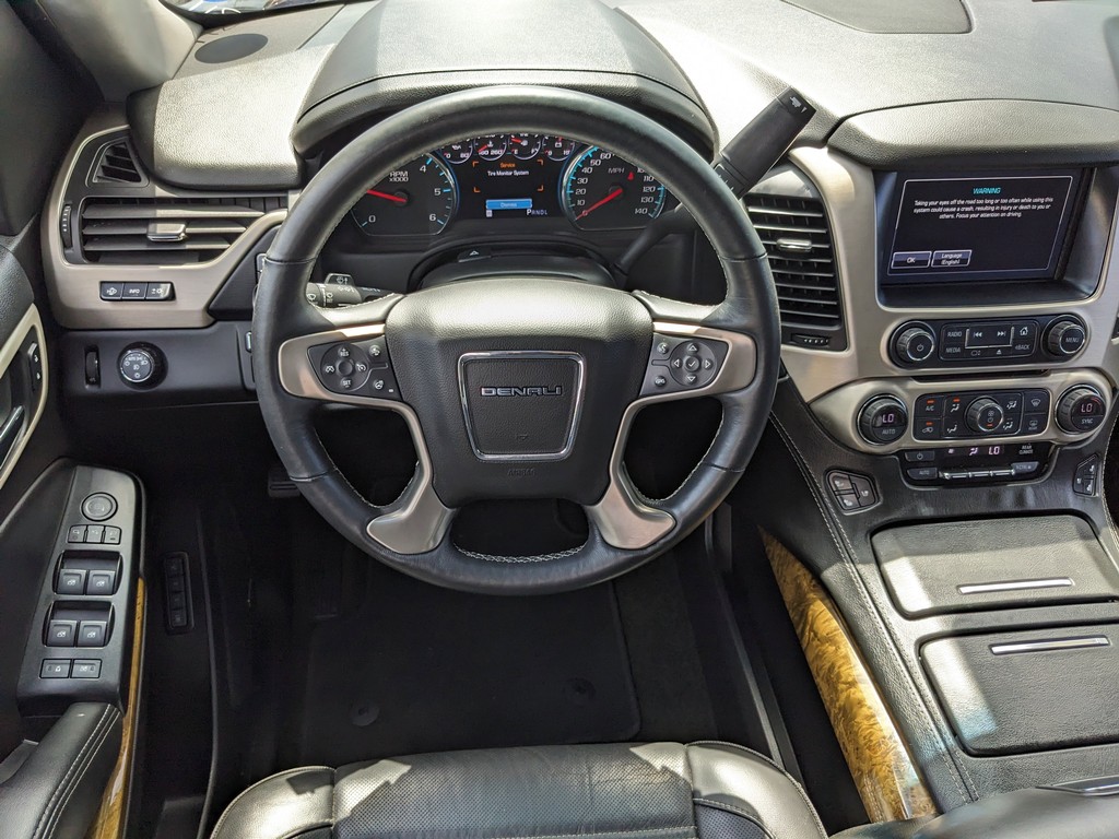 GMC Yukon Vehicle Full-screen Gallery Image 11