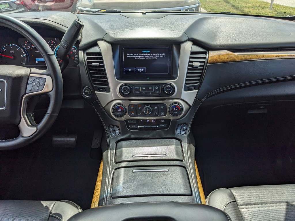 GMC Yukon Vehicle Full-screen Gallery Image 12