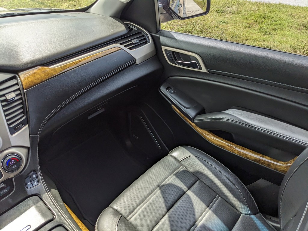 GMC Yukon Vehicle Full-screen Gallery Image 13