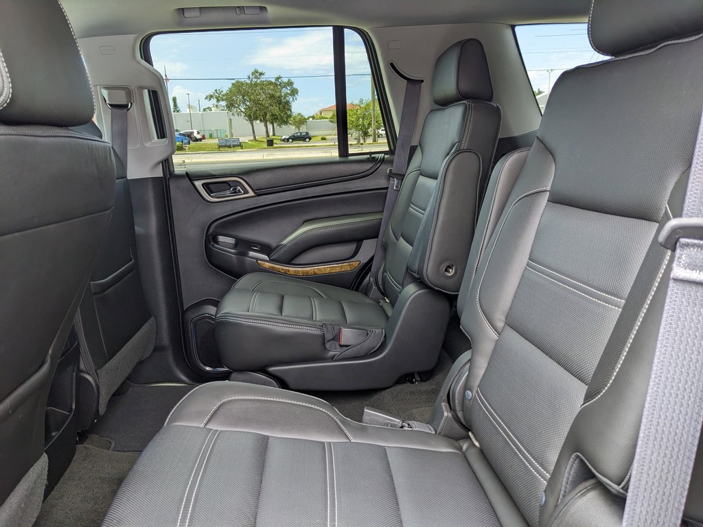 GMC Yukon Vehicle Full-screen Gallery Image 16