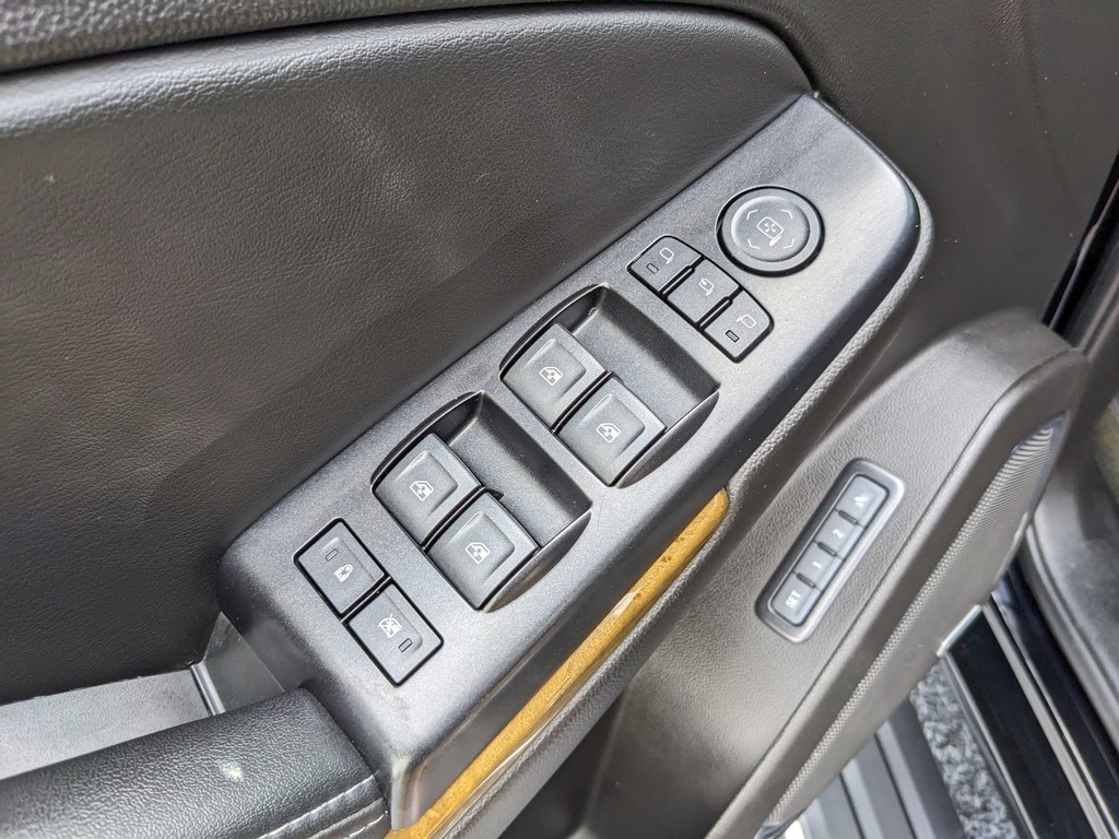 GMC Yukon Vehicle Full-screen Gallery Image 18