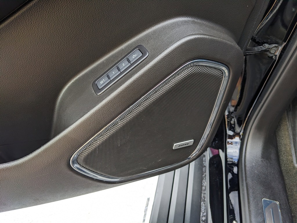 GMC Yukon Vehicle Full-screen Gallery Image 19