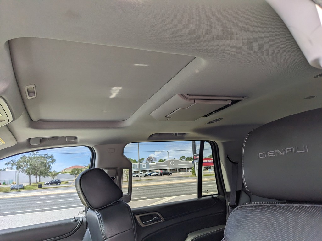 GMC Yukon Vehicle Full-screen Gallery Image 21