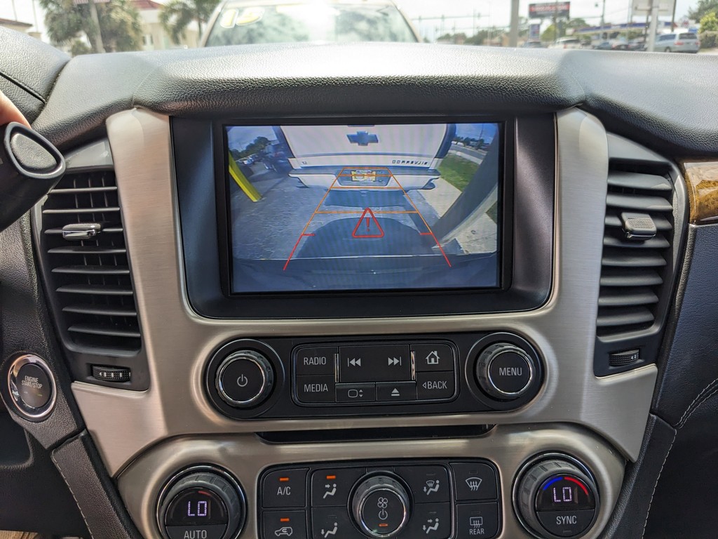 GMC Yukon Vehicle Full-screen Gallery Image 23