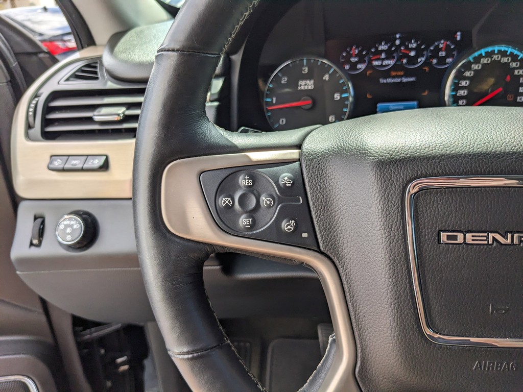 GMC Yukon Vehicle Full-screen Gallery Image 29