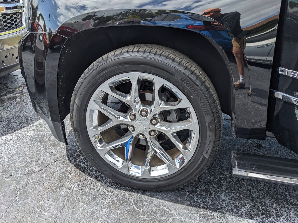 GMC Yukon Vehicle Full-screen Gallery Image 33