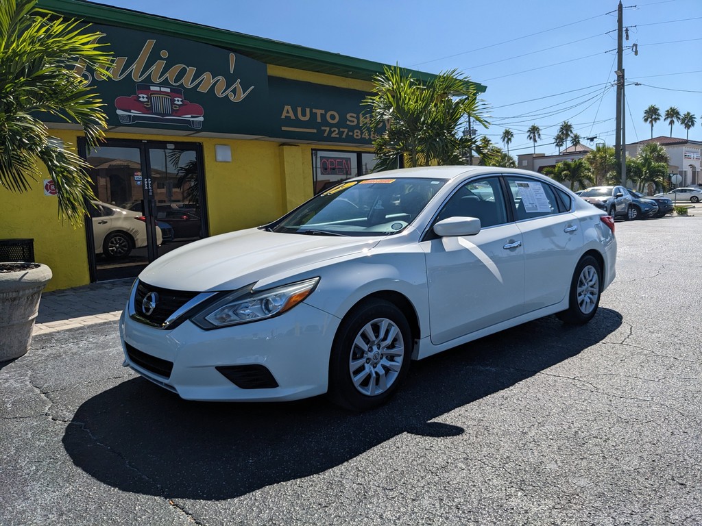 Nissan Altima Vehicle Full-screen Gallery Image 02