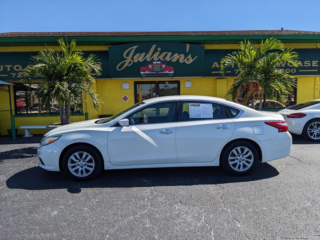 Nissan Altima Vehicle Full-screen Gallery Image 03