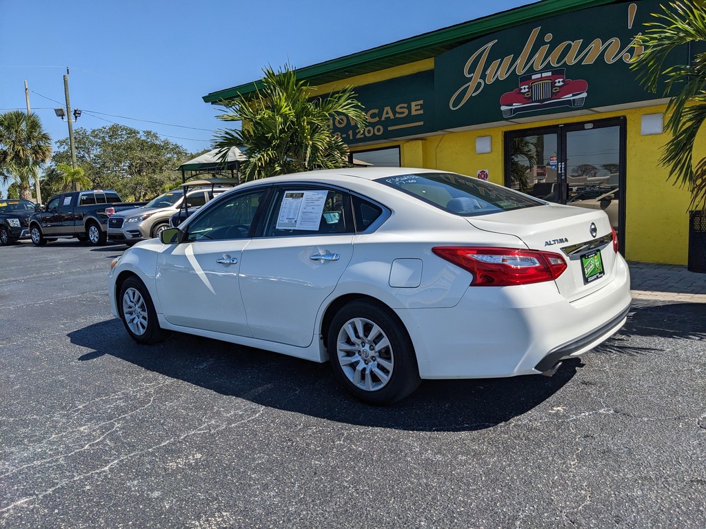 Nissan Altima Vehicle Full-screen Gallery Image 04