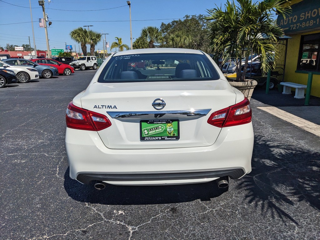 Nissan Altima Vehicle Full-screen Gallery Image 05