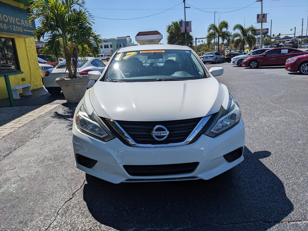 Nissan Altima Vehicle Full-screen Gallery Image 06