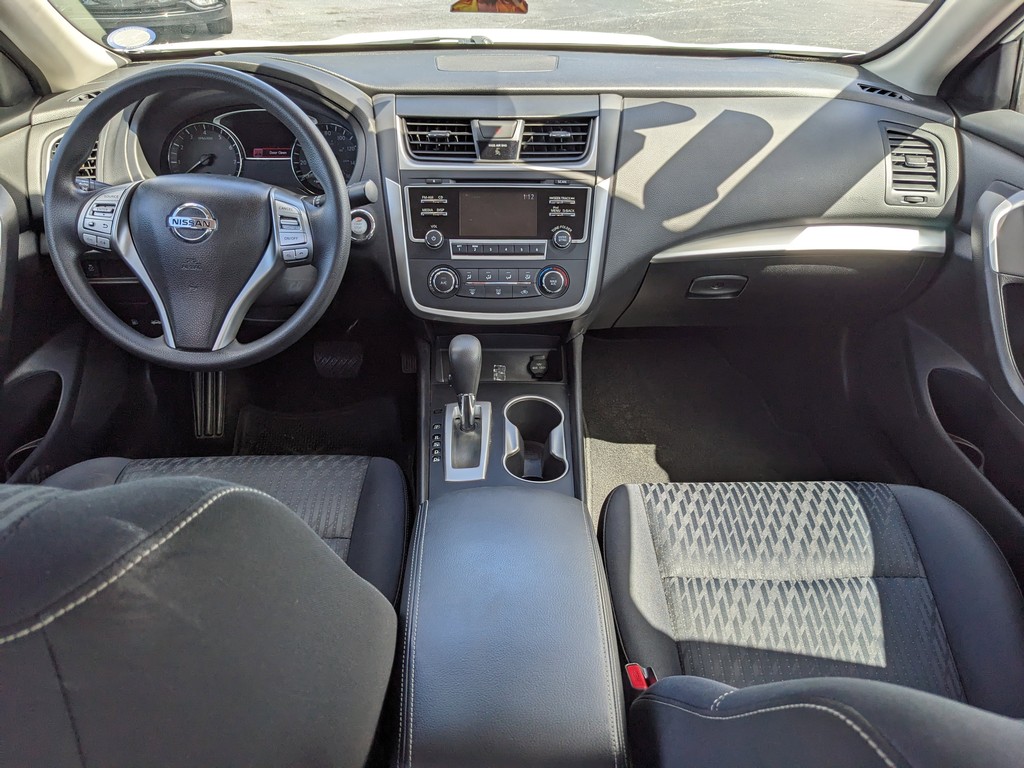 Nissan Altima Vehicle Full-screen Gallery Image 07