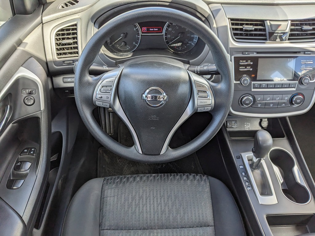 Nissan Altima Vehicle Full-screen Gallery Image 08