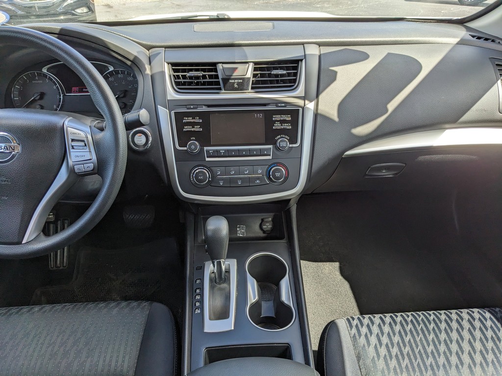 Nissan Altima Vehicle Full-screen Gallery Image 09