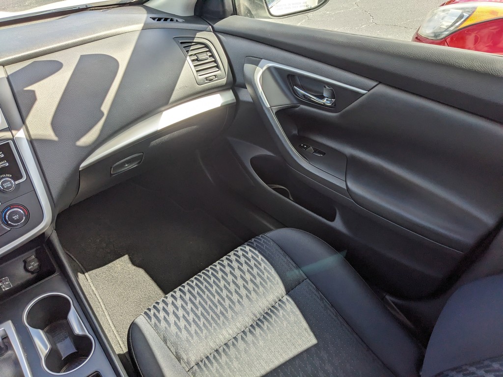 Nissan Altima Vehicle Full-screen Gallery Image 10